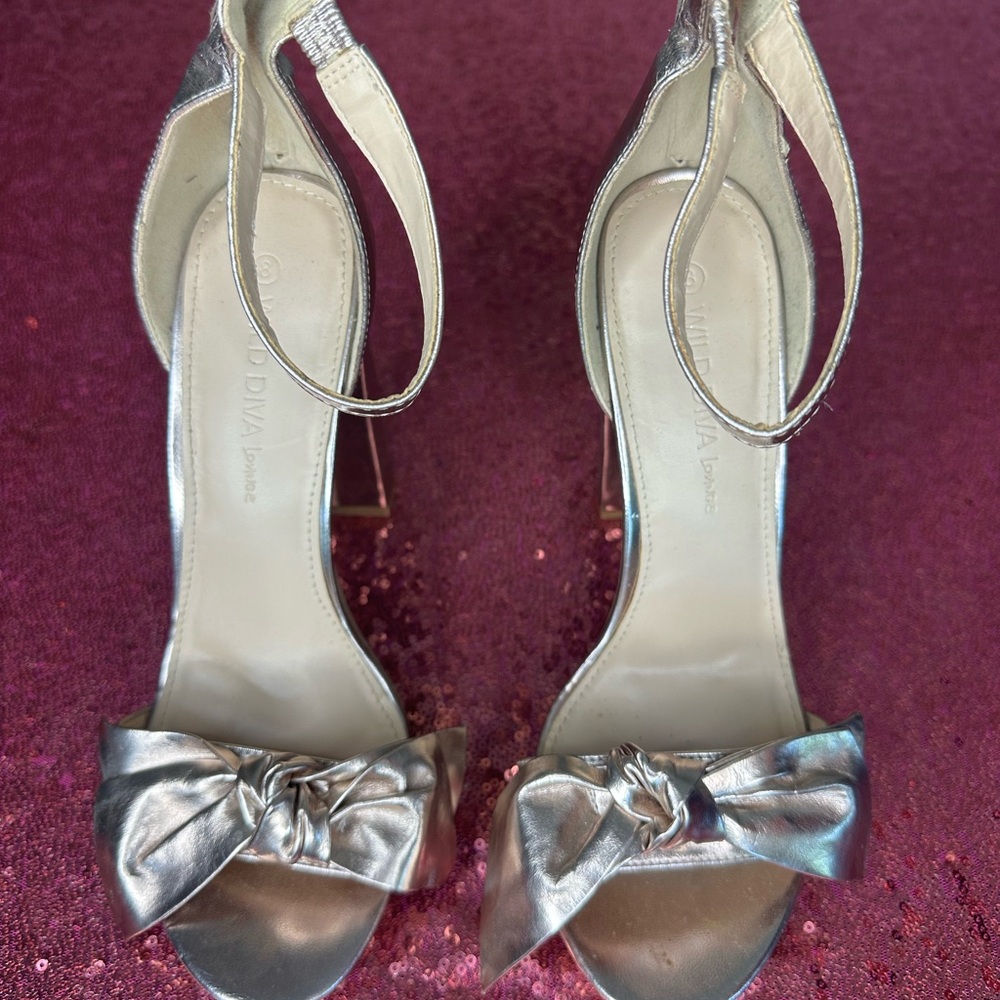 Diva Silver Heels Elegant Strappy Design